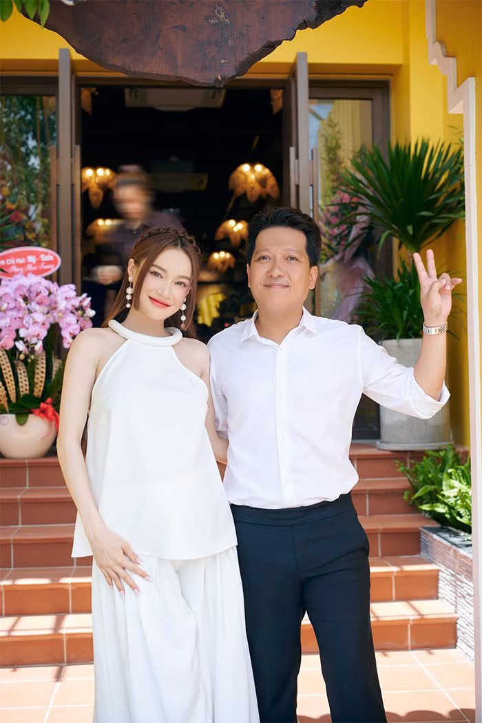 Lần mang thai này, Nhã Phương không bị nghén nhiều như khi mang bầu con gái Destiny nên nữ diễn viên vẫn tham gia các hoạt động chụp poster cho dự án phim "Yêu trước ngày cưới", dự sự kiện ra mắt nhà hàng thứ ba của chồng - nam diễn viên hài Trường Giang.