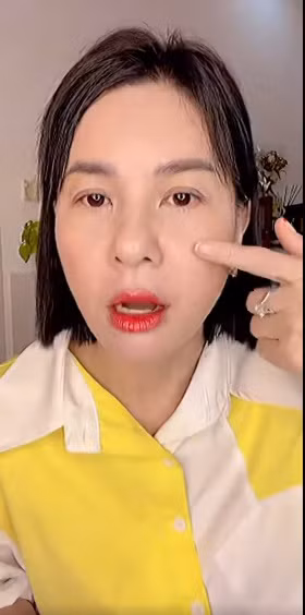 Thời gian gần đây, nữ diễn viên liên tục vướng nghi vấn dao kéo khi để lộ gương mặt "cứng đơ" bất thường. Bức xúc vì điều này, Cát Phượng đã livestream cận cảnh gương mặt mộc của mình cùng lời khẳng định chưa từng đụng "dao kéo", chưa cắt mắt hay căng da...