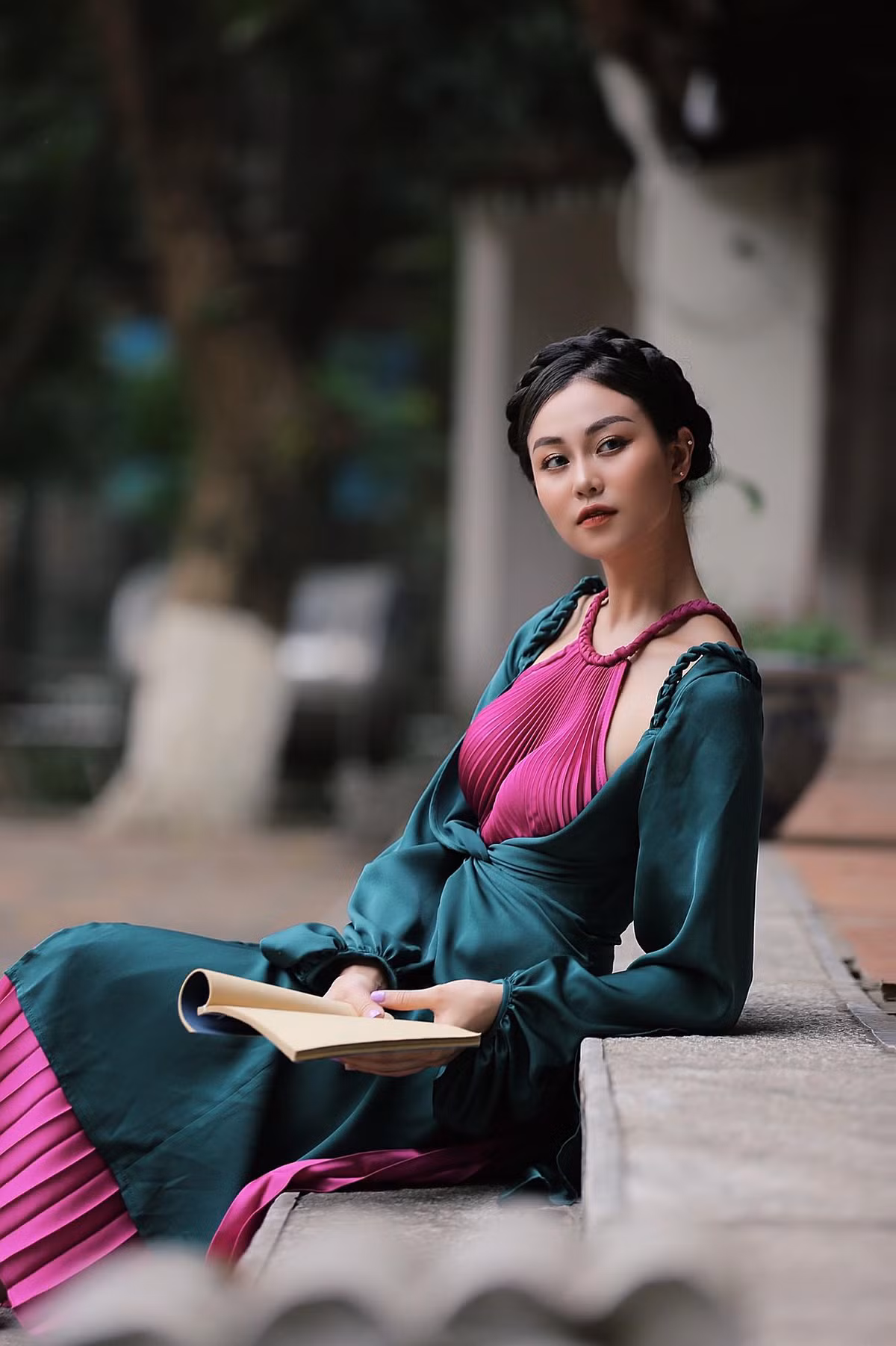 Quỳnh Châu tốt nghiệp Đại học Sân khấu - Điện ảnh Hà Nội. Cô từng đạt huy chương bạc tại Liên hoan Kịch nói toàn quốc 2021.