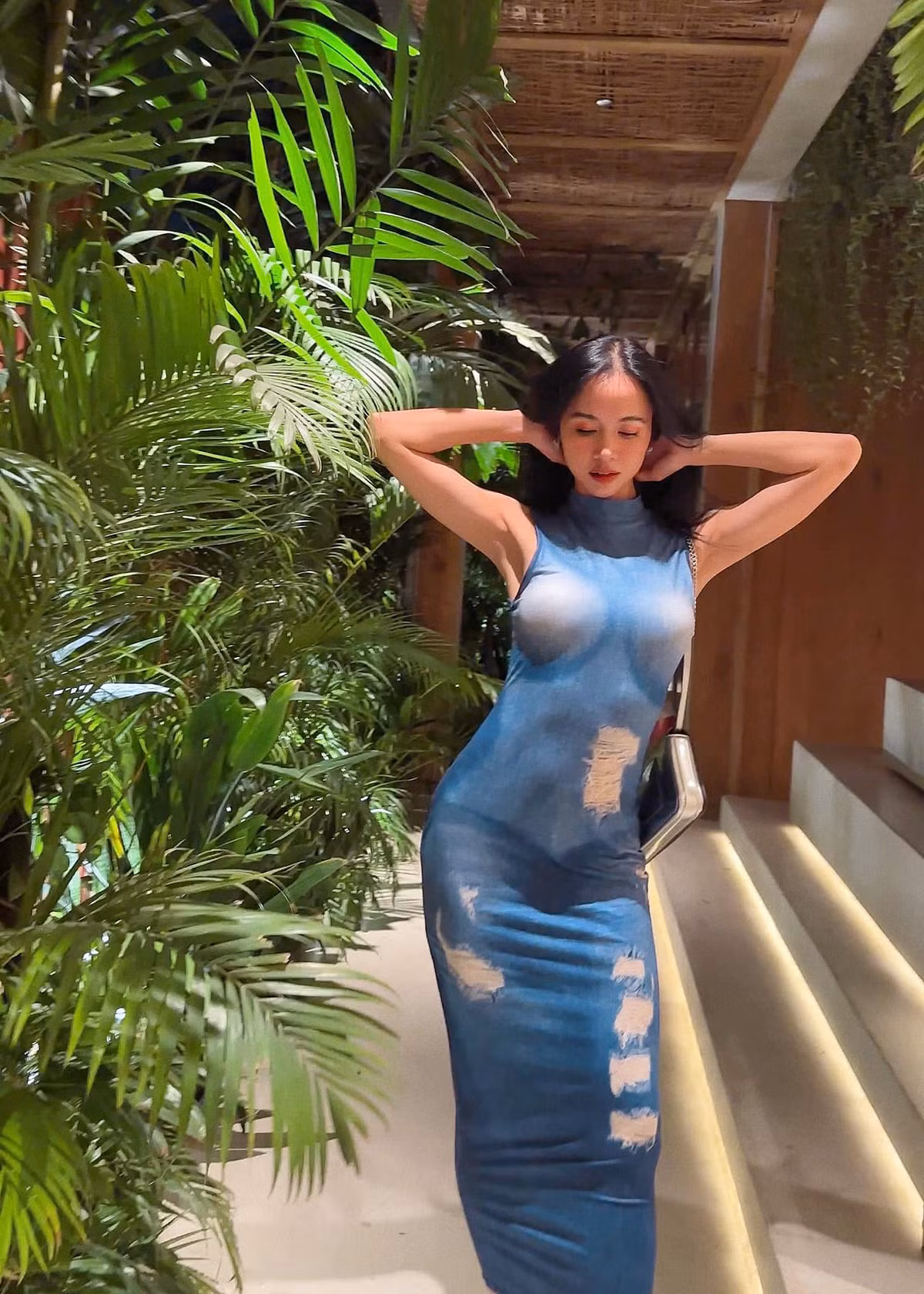 Vòng một của nữ người mẫu kiêm diễn viên trông "khủng" hơn nhờ trang phục có thiết kế lạ mắt. Không ít người nhìn thoáng qua còn lầm tưởng Ngọc Anh đang mặc áo lộ nội y.
