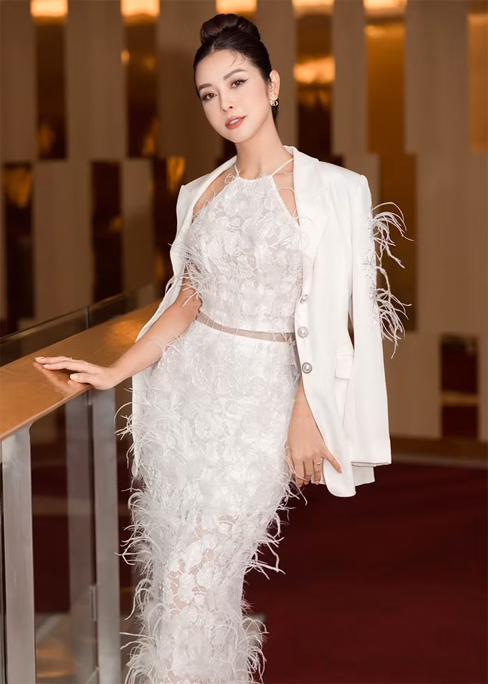 Jennifer Phạm sinh năm 1985, cô giành vương miện Hoa hậu châu Á tại Mỹ năm 2006 khi vừa tròn 21 tuổi.