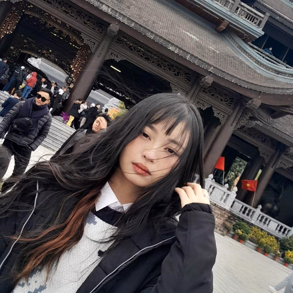"Bằng quyền huynh trưởng, anh sẽ không xin phép em mà đăng tải bức thư này lên mạng xã hội, để chia sẻ cái năng lượng Flexing này tới tất cả những ai đọc được nó. Chúc em luôn hạnh phúc dạo chơi trên hành trình mình đã chọn, em đích thực là Hồng Phúc của gia đình mình", Lê Hiếu viết.