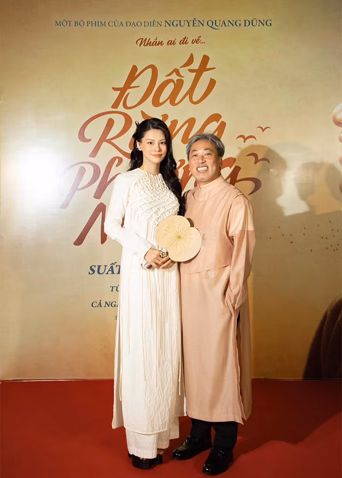 "Cũng không giúp đỡ được gì nhiều ngoài nấu cơm, ép nước rau, chăm sóc nhà cửa…cho ổng và…bạn ổng tới nhà (làm kịch bản, họp film, nhậu). Cũng không dám hó hé gì nhiều bởi vì mình không có chuyên môn về phim và cụ Rùa thì đã là một trong những đạo diễn lớn nhất của điện ảnh Việt Nam rồi. Bởi vậy, mình chỉ mong chờ tới ngày được xem và âm thầm ủng hộ cả đoàn phim suốt chặng đường vất vả vừa qua...", Bùi Lan Hương viết trên trang cá nhân.