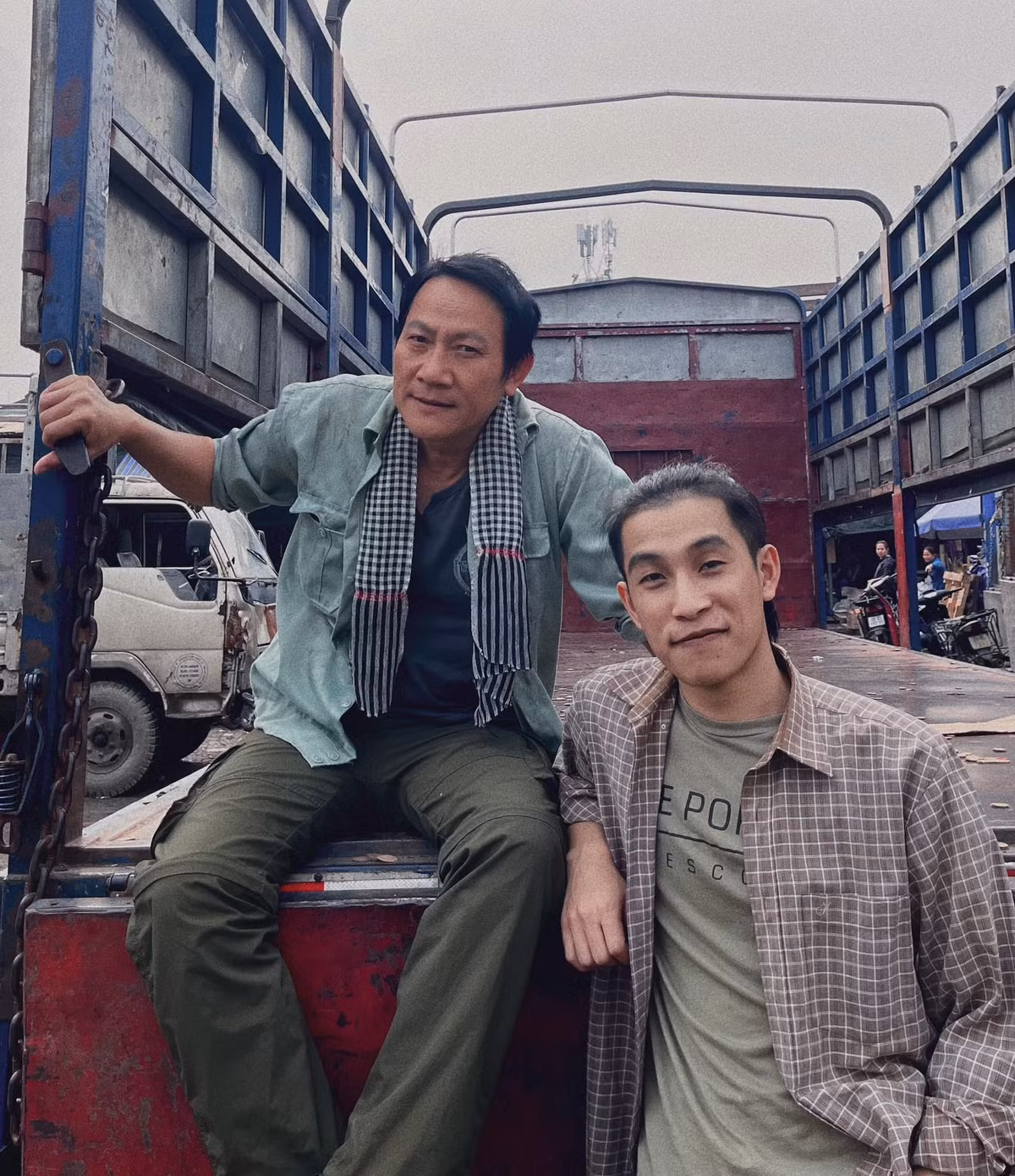 Khác với hình ảnh đạo mạo thường thấy trong các vai diễn trước đây, lần này, NSƯT Hoàng Hải vào vai người cha đơn thân làm bốc vác ở chợ với vẻ ngoài xù xì, bụi bặm. Ảnh: FB Phạm Tuấn Anh.