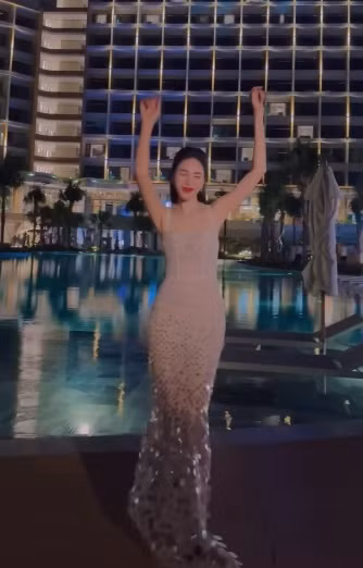 Nữ ca sĩ còn được khen vô cùng xinh đẹp và gợi cảm tại sự kiện thời trang.