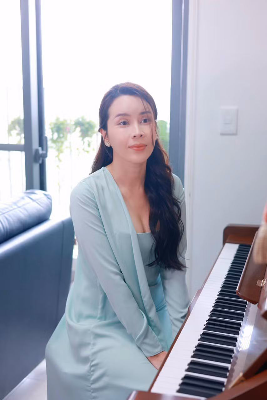 Lưu Hương Giang quan niệm rằng để tạo nên một người phụ nữ đẹp qua thời gian cả về khí chất, tâm hồn và hình dáng thì không thể tự người phụ nữ ấy làm nên được, mà phía sau là những sóng gió đã đi qua và những người đã yêu thương cô ấy vô điều kiện.