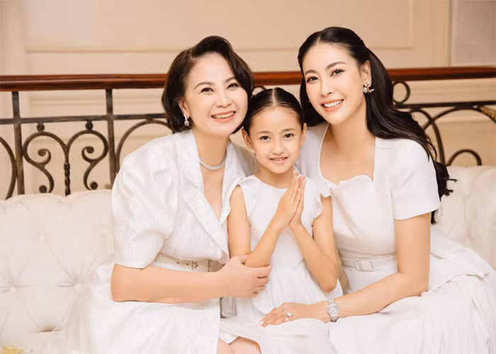 Cuộc hôn nhân với người chồng thứ hai, bà Kiều Oanh có thêm một con trai. Tuy nhiên cuộc hôn nhân này cũng chỉ kéo dài 12 năm thì kết thúc. (Ảnh: FBNV)