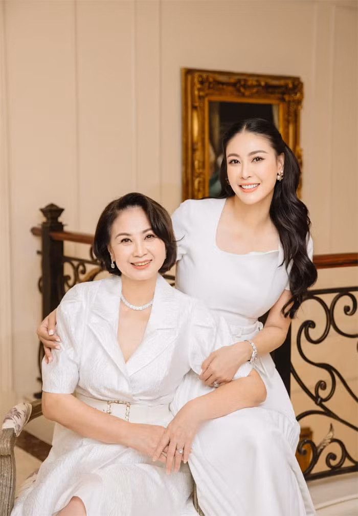 Sau khi ly hôn với người chồng đầu (bố của Hà Kiều Anh) bà Kiều Oanh đưa con gái, lúc đó mới 6 tuổi, vào TP HCM lập nghiệp. Ngày mới vào Nam, bà xin vào dạy ở trường Kiến trúc, sau đó một thời gian thì chuyển sang làm ở Bưu điện. (Ảnh: FBNV)