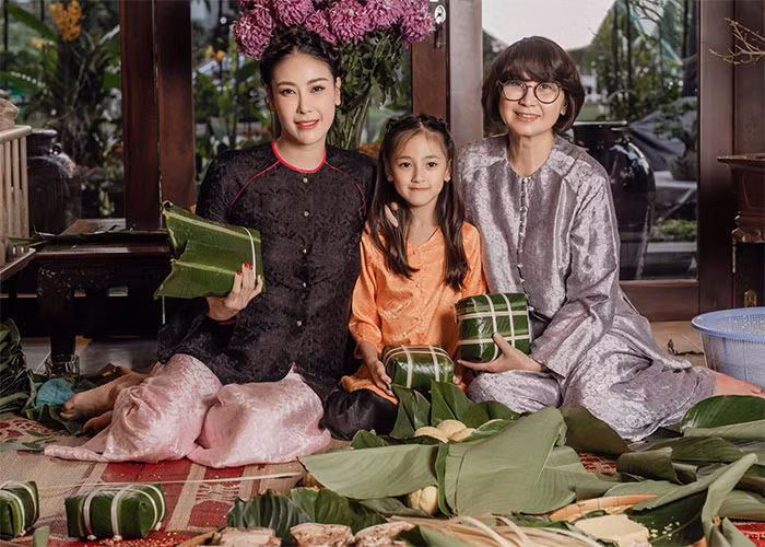 Hà Kiều Anh và mẹ luôn sát cánh bên nhau trong cuộc sống. Mẹ là người giúp cô thành công trong sự nghiệp. Ngày Hà Kiều Anh thi hoa hậu, mẹ cô ban đầu phản đối, nhưng rồi sau đó bà đã đi vay tiền để lo chi phí cho con đi thi. (Ảnh: FBNV)