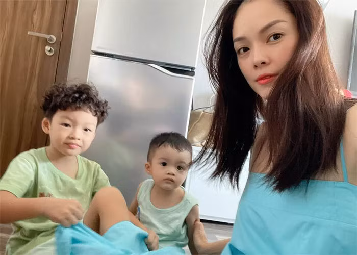 Sau khi chia tay bạn trai, cô vừa phải nuôi hai con vừa trả lãi cho số tiền vay gần 6 tỷ đồng. Hiện mỗi tháng Dương Cẩm Lynh phải trả 200 triệu đồng/tháng cả gốc và lãi.