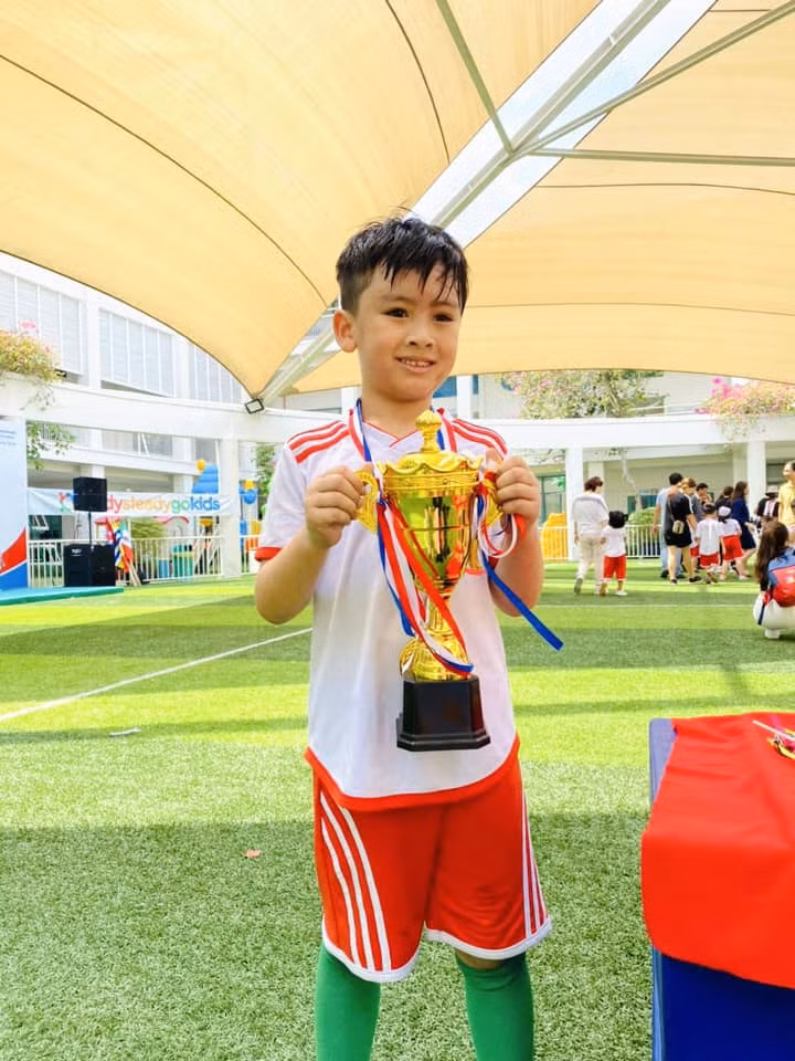 Bé Louis còn được mẹ cho học trường quốc tế với chi phí đắt đỏ.