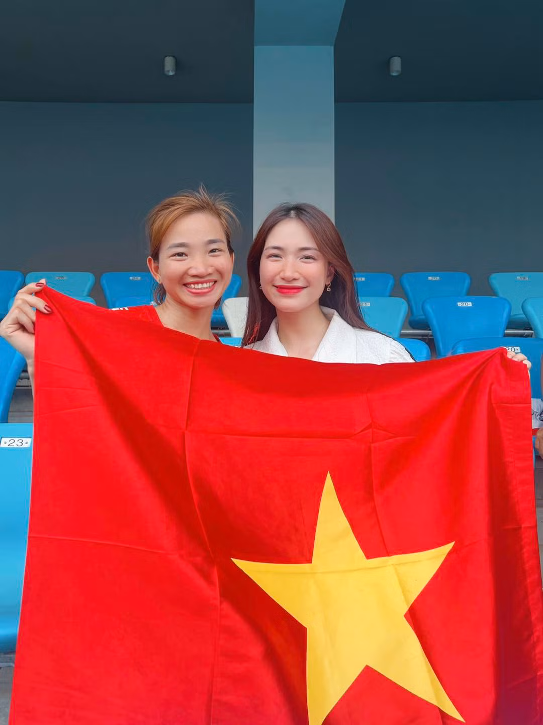 Hòa Minzy tự hào viết: "Nay tôi đã được chụp cùng cô gái cùng tuổi, cùng quê hương Hà Bắc nhưng đã là 1 'huyền thoại' của điền kinh Việt Nam".