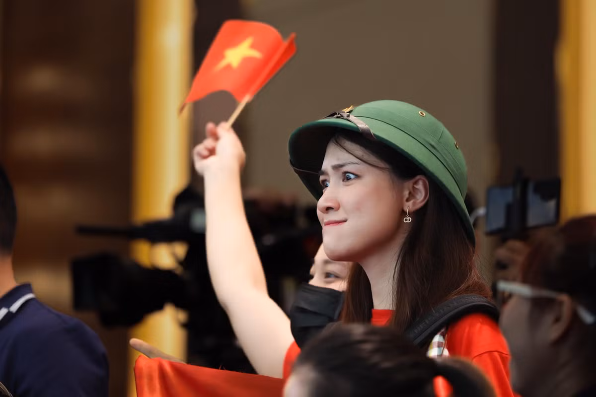 Đặc biệt, khi thấy màn hô vang của mình bị cổ động viên Indonesia lấn ất, Hòa Minzy đã có biểu cảm hài hước khiến người xem bật cười.