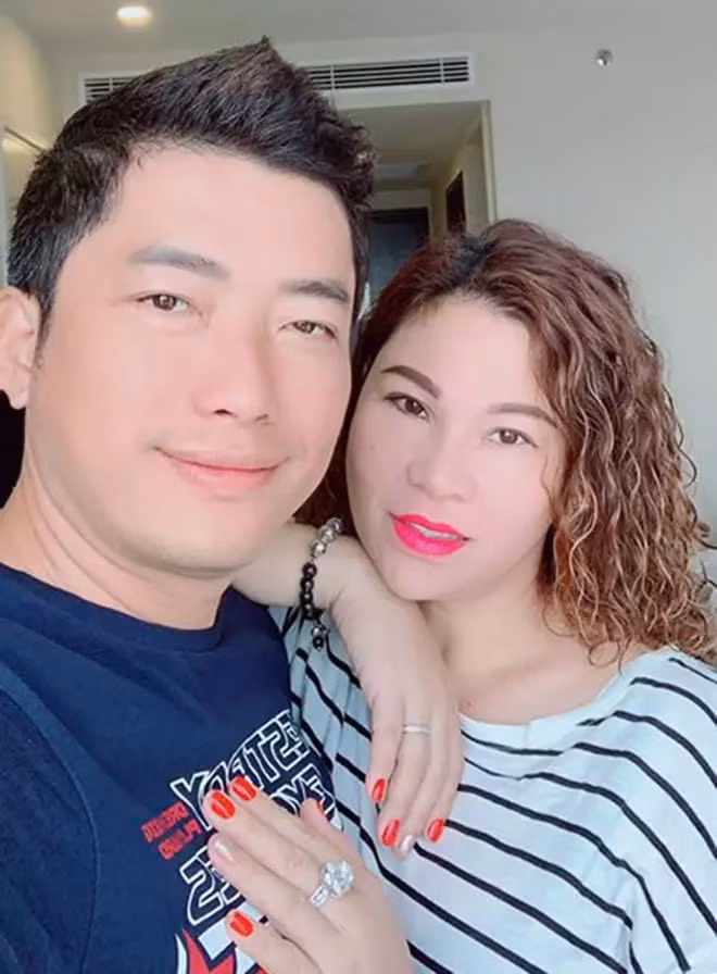 Năm 2009, sau nhiều năm chia tay người vợ đầu, nam diễn viên Kinh Quốc kết hôn với nữ đại gia Vũng Tàu Lâm Thị Thu Trà. Vợ đại gia của Kinh Quốc có hai con gái riêng, anh cũng có một con trai riêng và sau đó cặp đôi sinh thêm một con gái chung. Cuộc sống của Kinh Quốc và vợ đại gia đang viên mãn thì tháng 4/2021, vợ anh bị cơ quan công an bắt tạm giam 2 tháng để điều tra về hành vi cho vay nặng lãi.