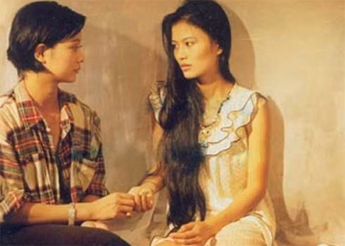 Khán giả lứa 7x, 8x luôn nhớ hình ảnh cô sinh viên Thắm - người bạn thân thiết ở cùng phòng với Hoài Thatcher trong phim " Xin hãy tin em". Tuy nhiên, vai diễn nổi tiếng nhất của Hoa Thuý là vai nữ cảnh sát xinh đẹp Thu Hiền trong phim "Cảnh sát hình sự" (1997). (Ảnh: VOV)
