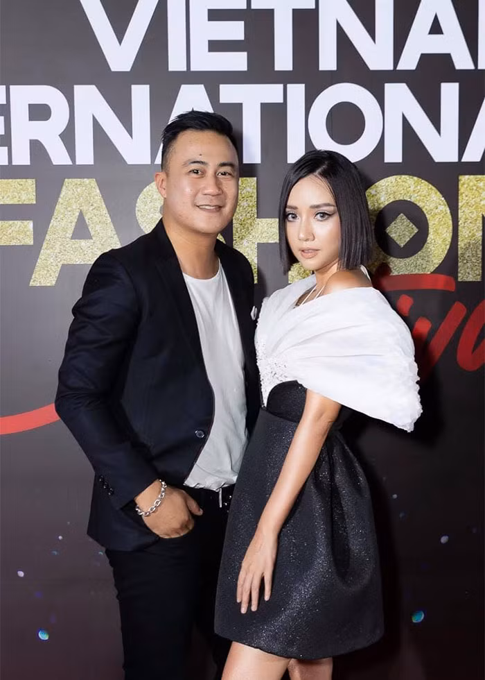 Bạn trai của nữ diễn viên "Đất rừng phương Nam" là chủ của nhiều nhà hàng, quán bar tại TPHCM. Anh cũng là bạn lâu năm của vợ chồng Tăng Thanh Hà.
