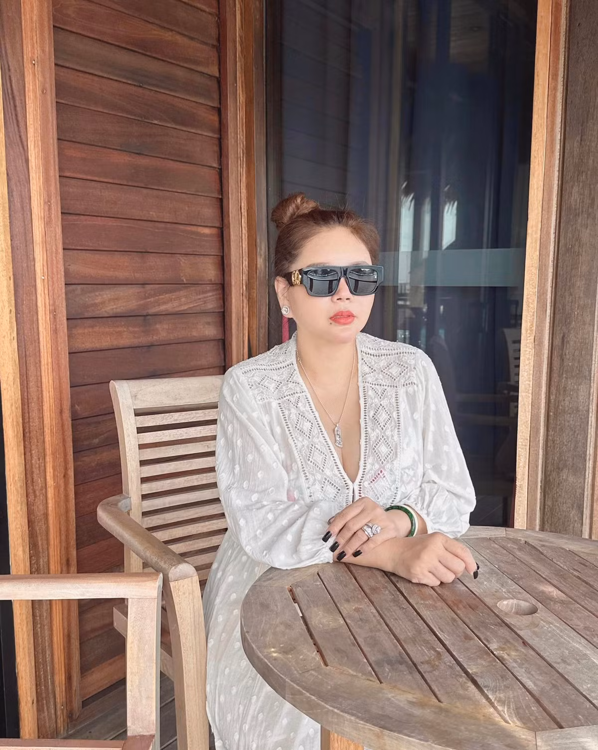 Phần má căng tràn là lợi thế giúp bạn thân Trấn Thành trông trẻ trung hơn. Dù vậy, nữ diễn viên hài vẫn phải dùng đến lớp trang điểm hay app chỉnh sửa ảnh để có làn da mịn màng hơn.