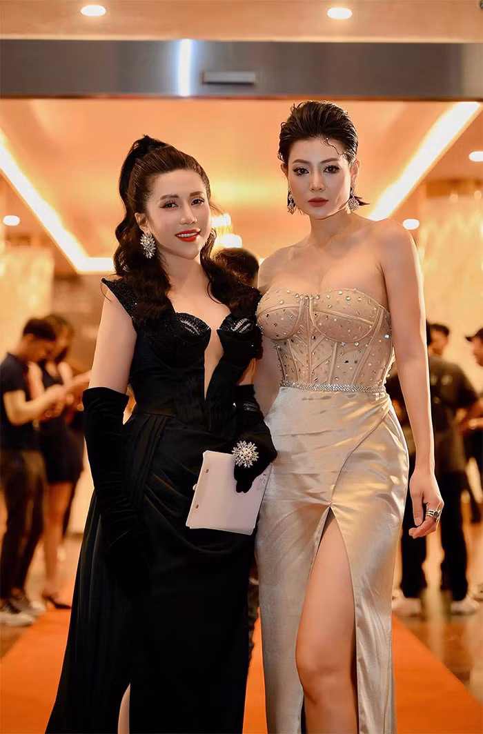 Thanh Hương từng đoạt giải Á hậu 1 cuộc thi Hoa hậu Hải Dương năm 2006 khi vừa tròn 17 tuổi.
