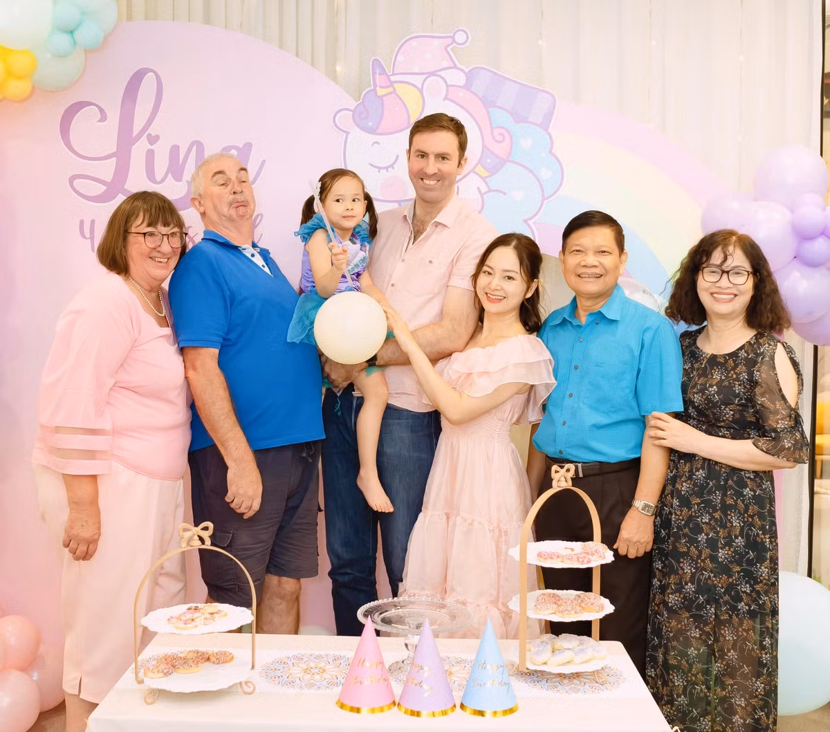Dù không sống chung với bố mẹ chồng nhưng vợ chồng diễn viên Lan Phương luôn cố gắng dành thời gian sang thăm ông bà. Bố mẹ chồng của nữ diễn viên cũng có dịp về Việt Nam thăm con cháu.