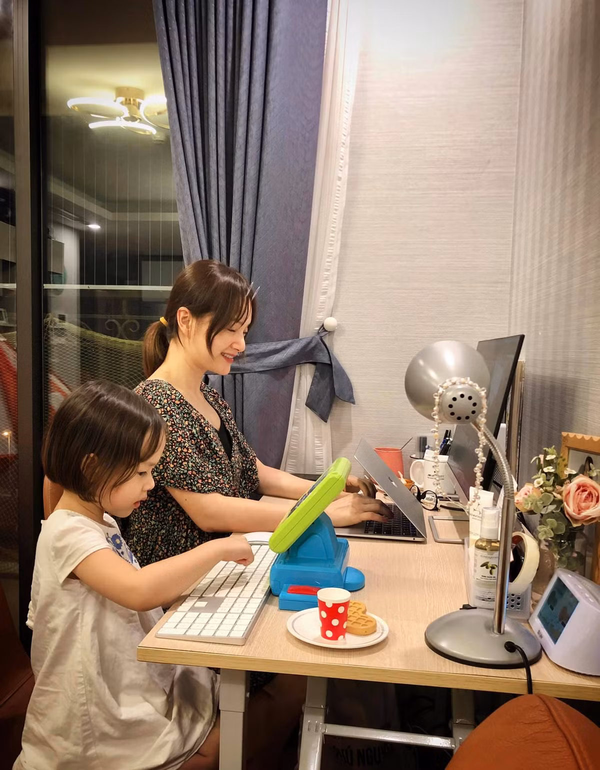 Không có được sự hỗ trợ từ gia đình chồng, nàng dâu trong "Gia đình mình vui bất thình lình" luôn phải cân bằng mọi thứ từ công việc đến chăm lo cho gia đình và con cái.