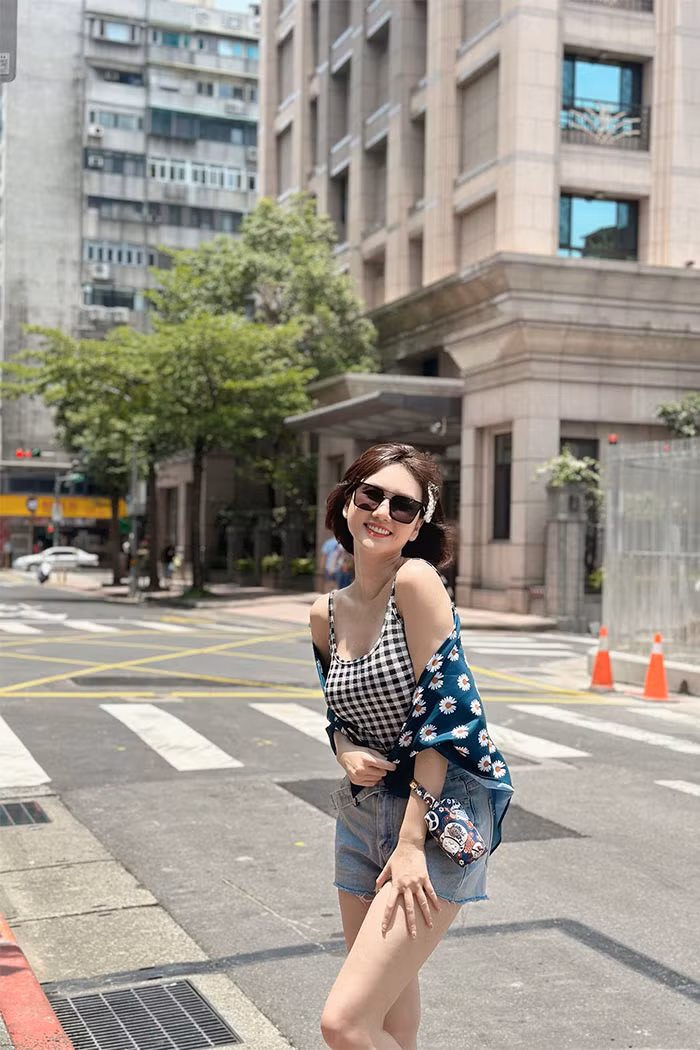 Vóc dáng chuẩn, khuôn mặt đẹp, nụ cười quyến rũ, Hương Giang trở thành một trong những nữ diễn viên gây chú ý của vũ trụ VFC.