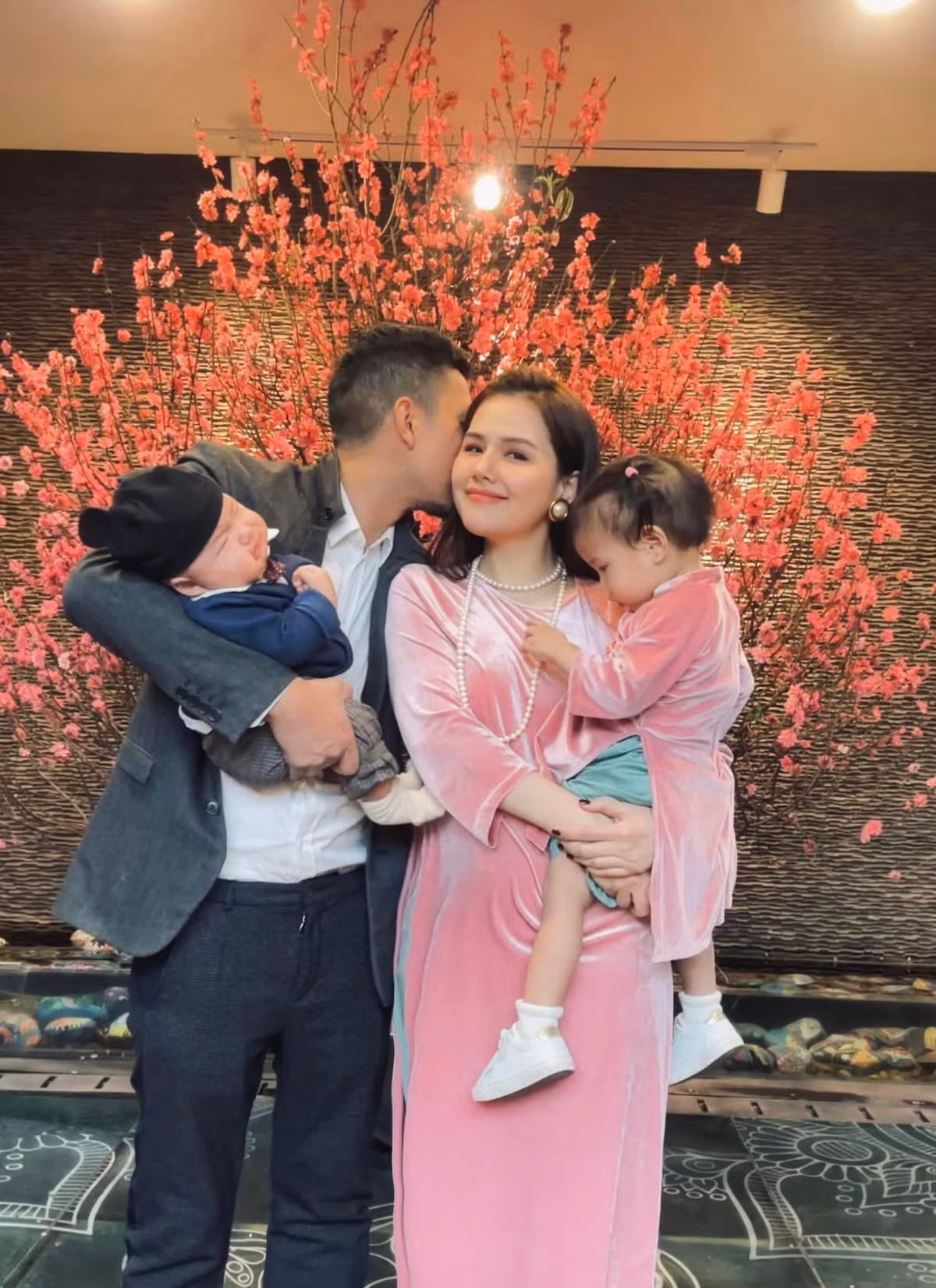 Phanh Lee nhiều lần khoe chồng khéo chiều vợ, chăm con, nấu ăn ngon, sẵn sàng vào bếp vì vợ.