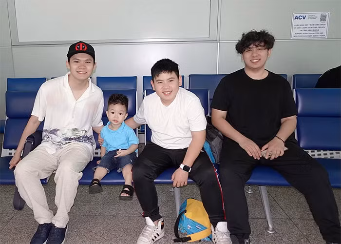 Bốn con trai của Bằng Kiều dù khác mẹ nhưng rất yêu thương, quấn quýt nhau.