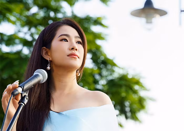 Sau khi con cứng cáp, "Cô gái Trung Hoa" đi lại giữa Việt Nam và Canada để biểu diễn. Cũng từ khi có con và trở thành mẹ đơn thân, Bích Hữu chuyển sang hát dòng nhạc trữ tình, sâu lắng chứ không còn theo đuổi dòng nhạc tuổi teen như trước. (Ảnh: FBNV)