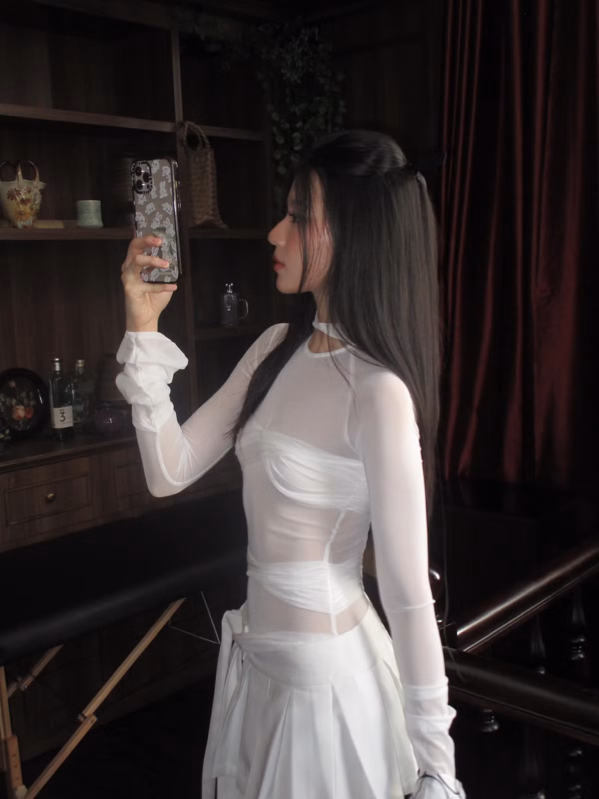 Phương Vy chăm diện đồ ôm sát, xuyên thấu khoe nội y, để lộ vòng một "khiêm tốn".
