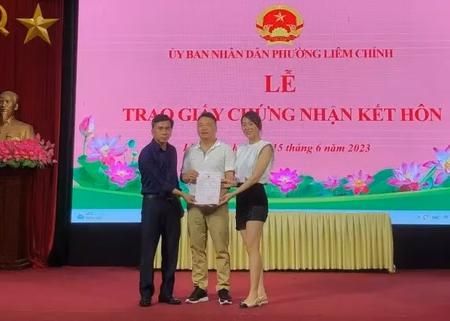 Trước đó, ngày 15/6, Phương Oanh và Shark Bình đã chính thức đăng ký kết hôn tại UBND phường Liêm Chính, thành phố Phủ Lý, tỉnh Hà Nam, quê của Phương Oanh. (Ảnh: Dân trí)