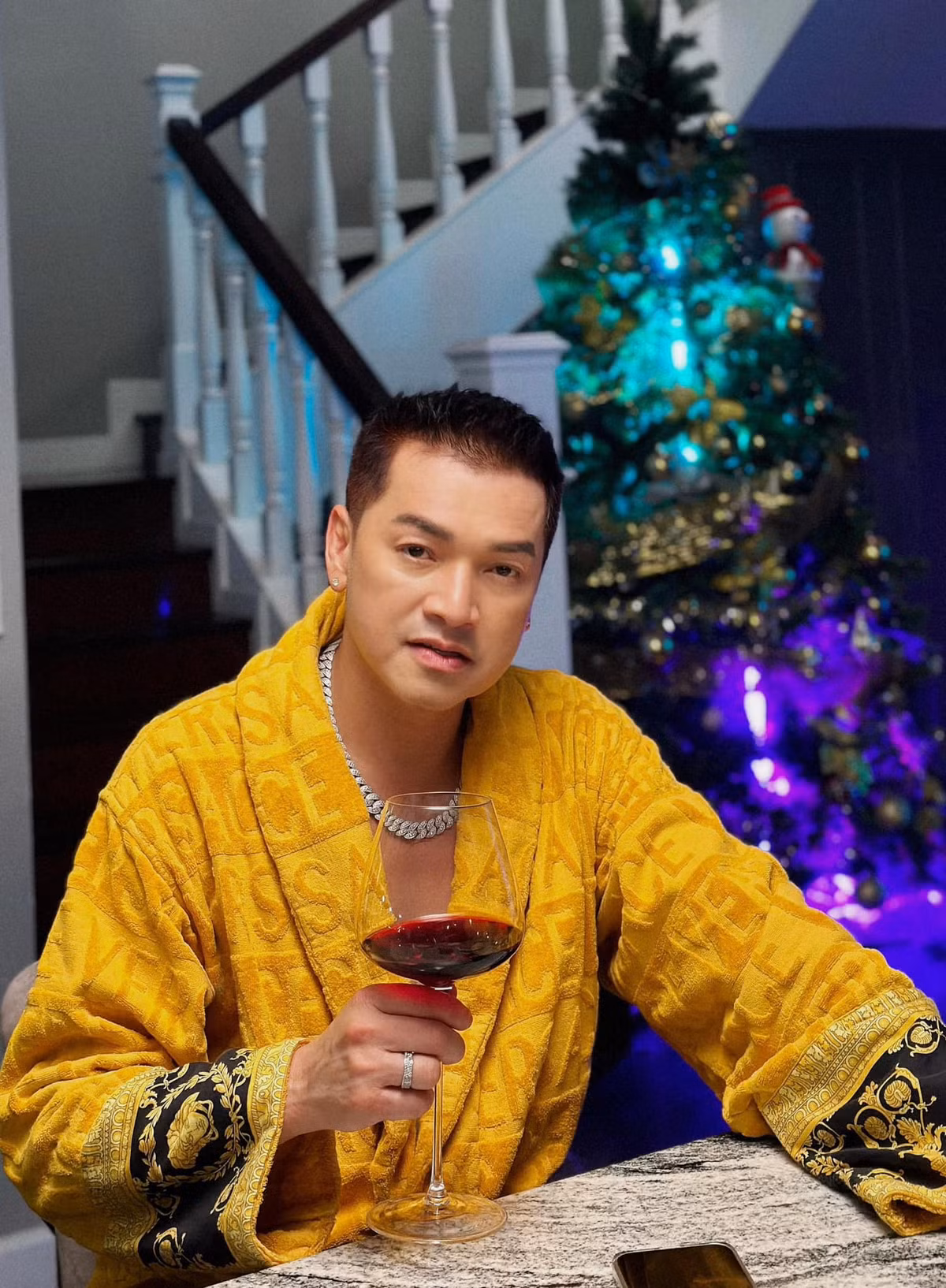 Thời gian qua, chồng cũ Hồng Đào cũng rất bận rộn với các dự án nghệ thuật khi tham gia đóng phim, web-drama, quay gameshow... Dù bận rộn với những chuyến lưu diễn trong và ngoài nước nhưng nam nghệ sĩ vẫn dành thời gian tự thưởng cho bản thân bằng các chuyến du lịch.