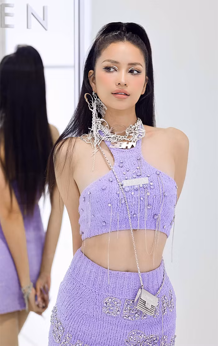 Nàng hậu cũng phớt lờ những nghi vấn "dao kéo" và rất chăm chỉ đi dự sự kiện, đăng ảnh khoe trên trang cá nhân. (Ảnh: FBNV)