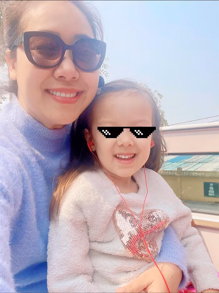 Mới 4 tuổi nhưng con gái của Hoa hậu Thế giới người Việt 2007 nói được ba thứ tiếng Việt Nam, Anh và Nga.