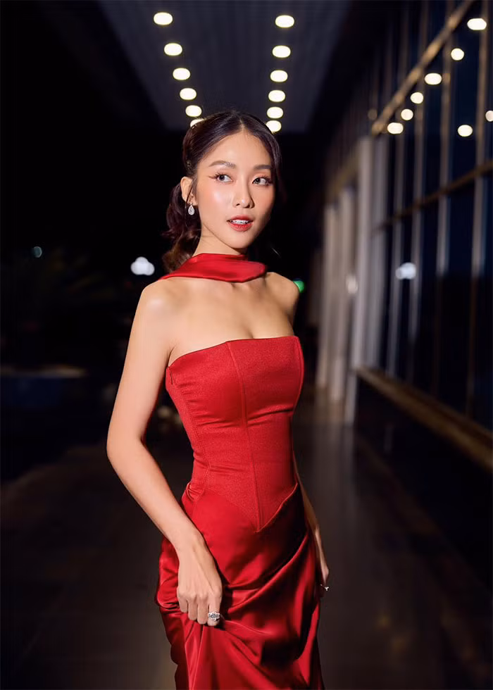 Nữ diễn viên "Gia đình mình vui bất thình lình" có lẽ tự tin nhất với vòng eo con kiến của mình.