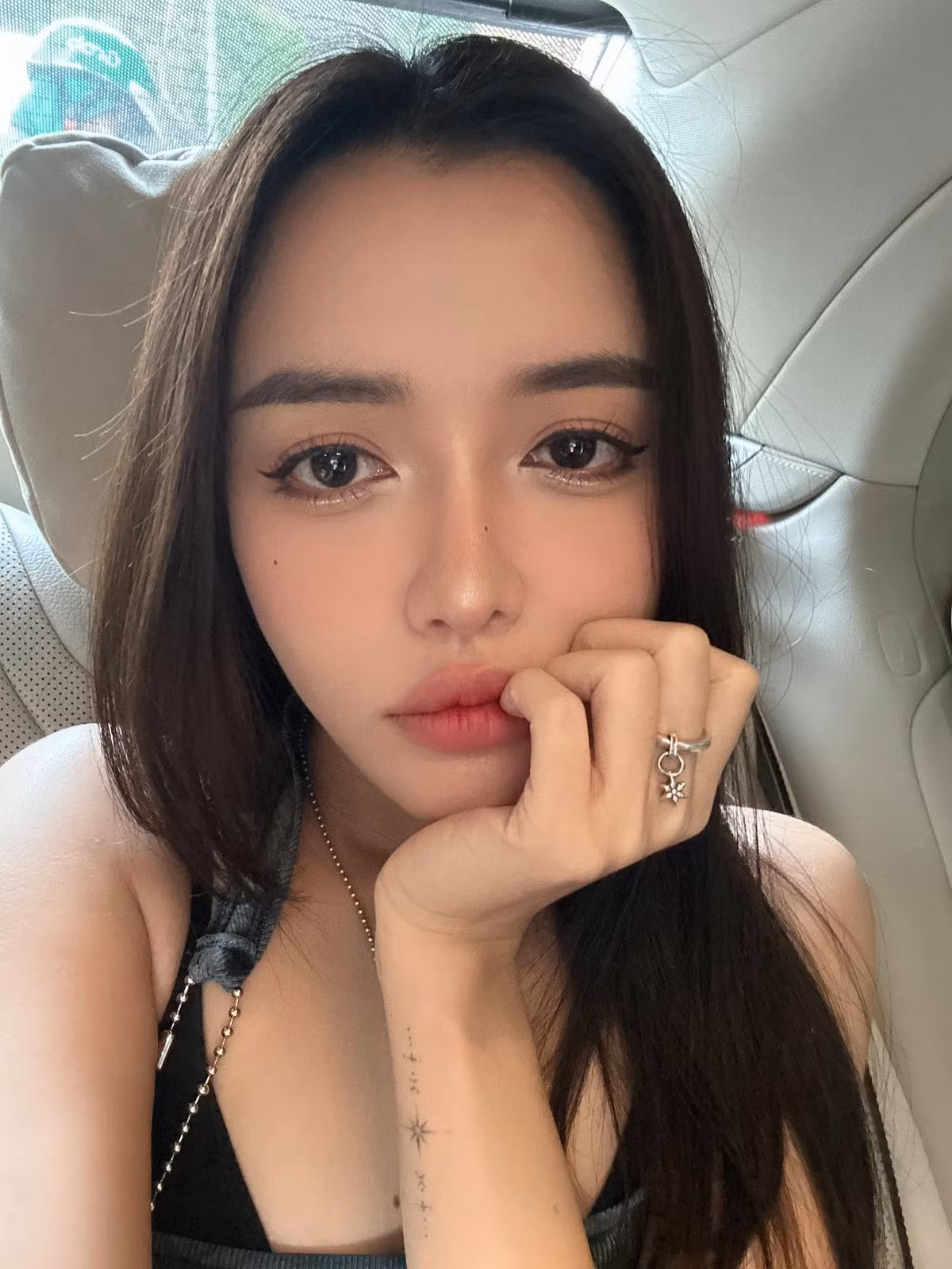 Trước đó, Bích Phương "nhá hàng" cho sự trở lại bằng loạt ảnh tự chụp.