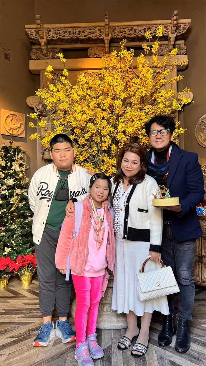 Ly hôn nhưng Trương Minh Cường và vợ cũ vẫn giữ mối quan hệ tốt đẹp, cùng nhau chăm sóc con, thỉnh thoảng cả hai đưa con đi ăn, đi chơi chung.
