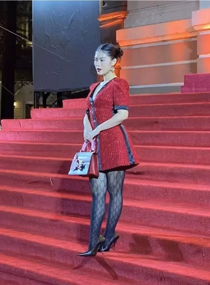 Lần khác, Ngọc Thanh Tâm lại bị chê vì cách phối đồ kém sang như thế này. (Ảnh: Vietnamnet)