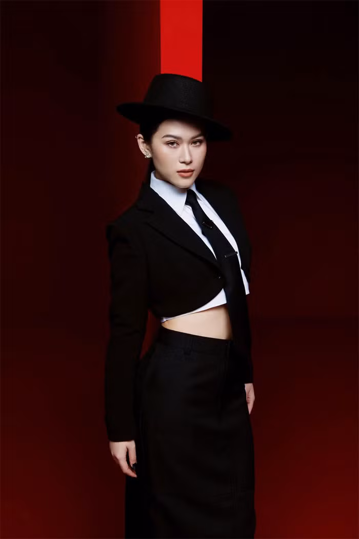 Với style menswear, hình ảnh của nữ diễn viên 30 tuổi trông bí ẩn và quyến rũ hơn. (Ảnh: FBNV)