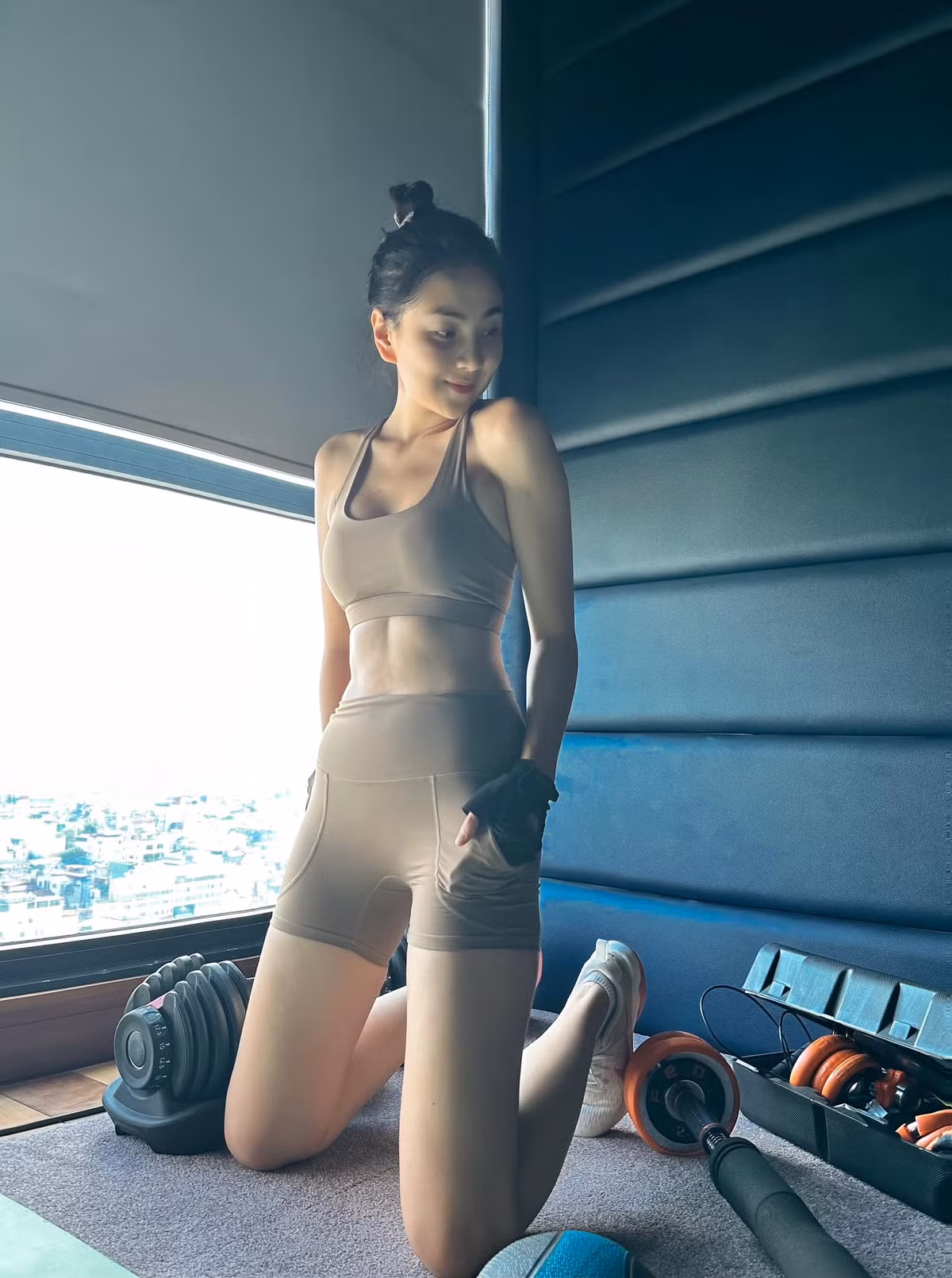 Mới đây, nữ MC VTV đăng khoảnh khắc khoe dáng trong phòng tập gym tại tư gia cùng dòng cảm thán: "Mặt dễ thương bao nhiêu thì người gân guốc, cơ bắp ngược lại bấy nhiêu. Nữ nhân không nên nhìn mặt... đoán tính cách".
