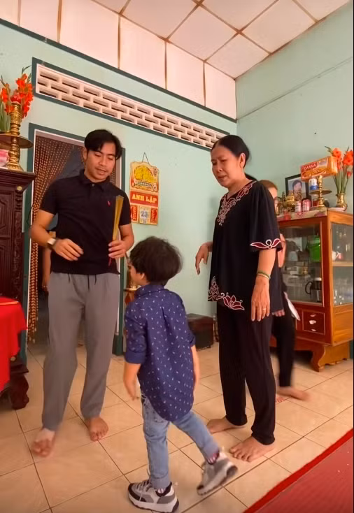 Nam diễn viên đưa con trai và mẹ vợ cũ về quê giỗ cha của Ngọc Lan. Hơn 2 năm trở lại đây, chồng cũ của Ngọc Lan kín đáo hơn trong chuyện đời tư cũng như trong mối quan hệ với gia đình vợ cũ.