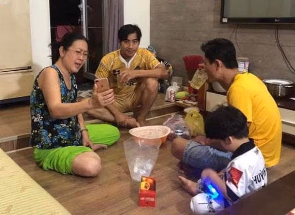 Thời điểm mới ly hôn, nữ diễn viên "Kiều nữ và đại gia" giữ khoảng cách với chồng cũ. Trong khi đó, Thanh Bình vẫn thân thiết với gia đình vợ cũ. Anh được mẹ ruột của Ngọc Lan yêu thương và quý mến.