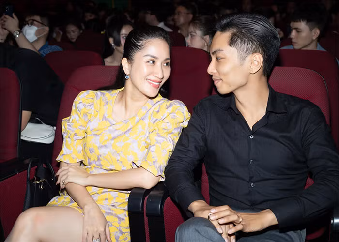 Hai vợ chồng Khánh Thi - Phan Hiển luôn sánh đôi trong mọi sự kiện và luôn khiến fan tan chảy vì những ánh mắt, cử chỉ tình tứ họ dành cho nhau.