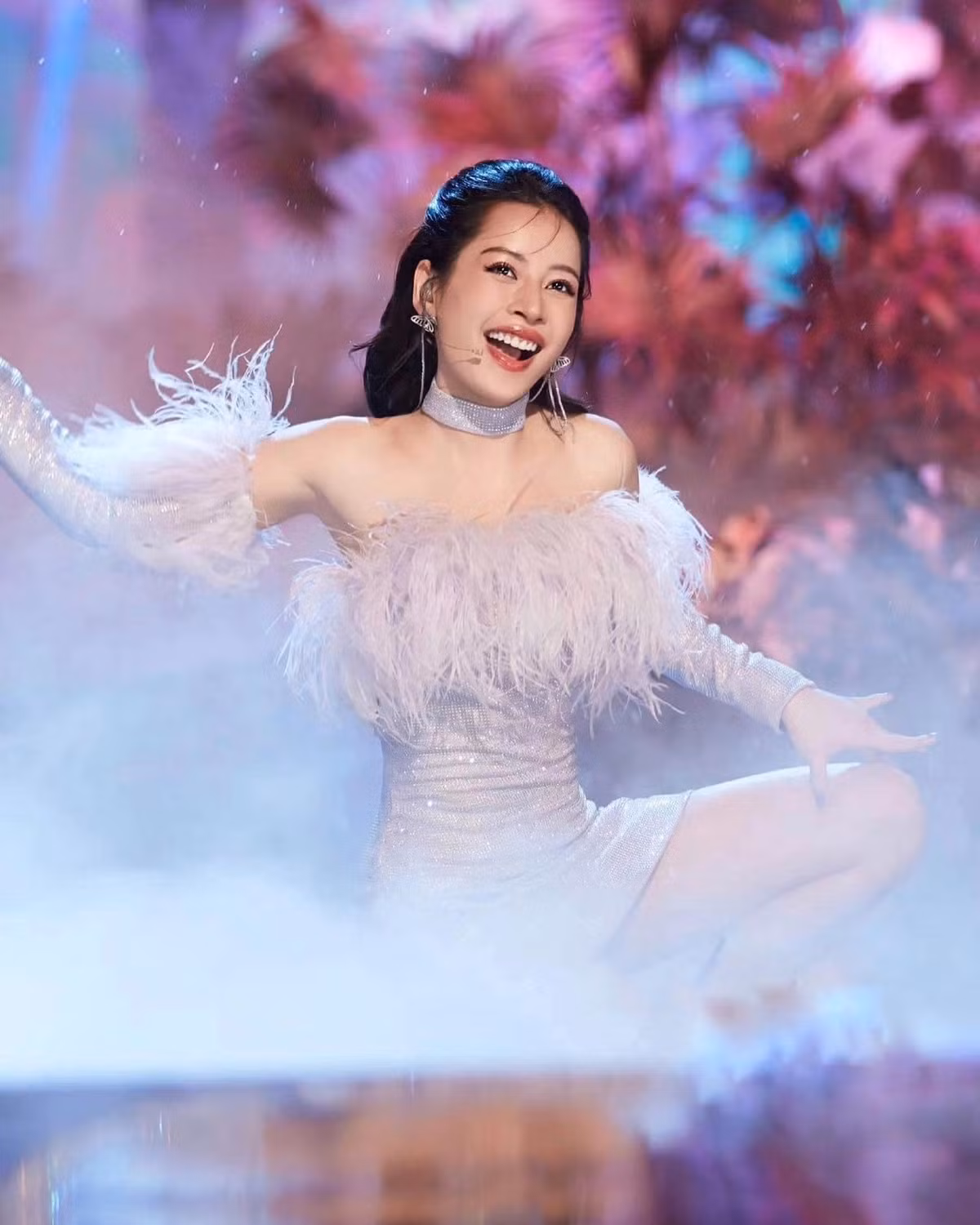 "Sau đó, team phục trang vội vàng lấy phần vải từ gấu váy để đưa vào xưởng may, may lại cái vòng cổ. Còn team Việt Nam thì thấp thỏm ở phòng makeup chờ tin… Đến lúc trước màn công diễn, chúng tôi có 10 phút gặp lại Chi để dặm phấn và chỉnh trang lại trang phục thì váy đã được ê-kíp khâu hoàn thành chỉn chu rồi. Số anh em tôi vất vả. Lúc nào cũng gặp chuyện trên trời rơi xuống, khó khăn và thử thách, nhưng trộm vía kết quả lại tuyệt vời. Nên mọi công sức đều cảm thấy xứng đáng", Hoàng Ku thở phào nhẹ nhõm.