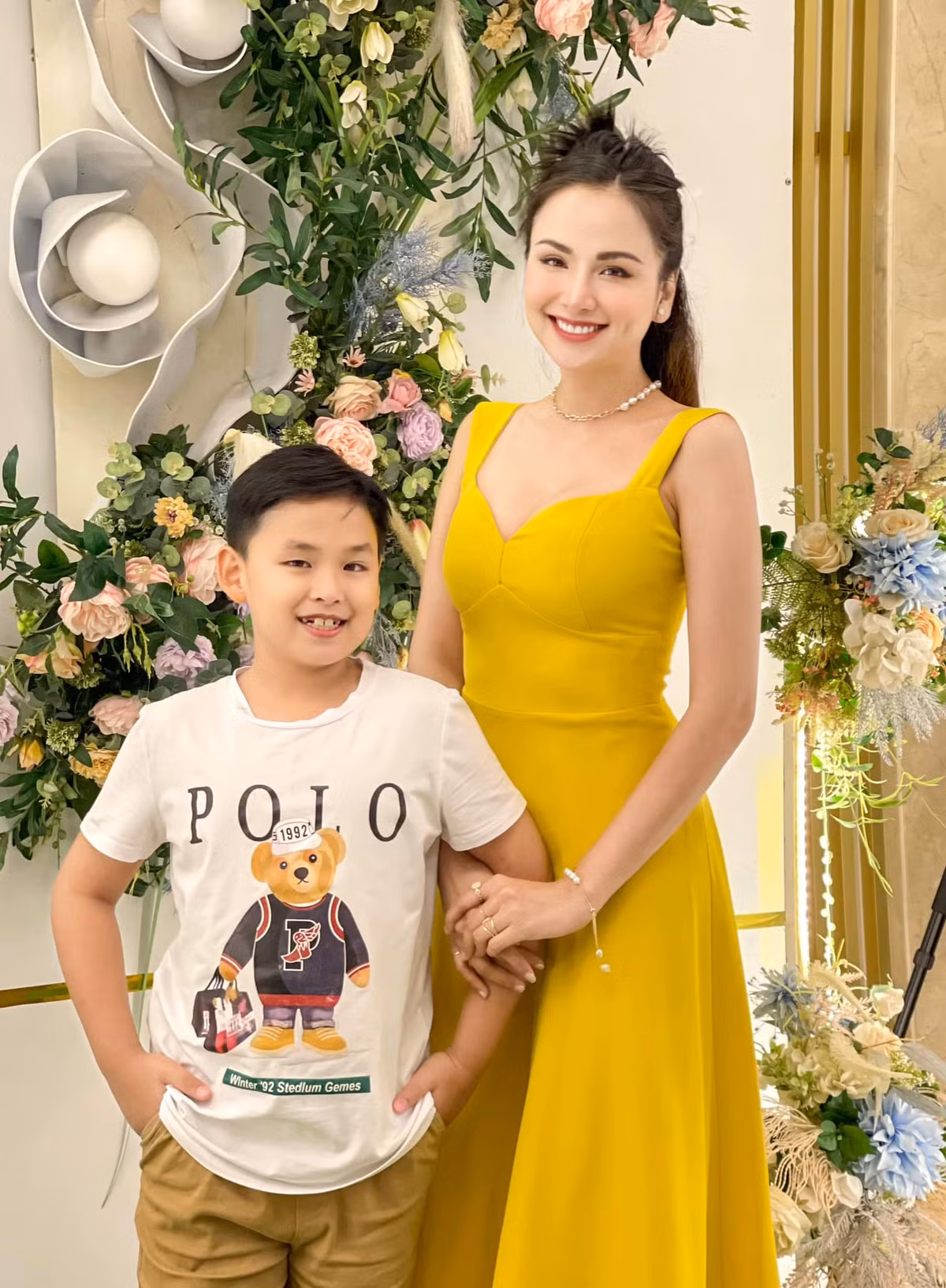 Dù mệt mỏi khi vừa phải chăm con trong bệnh viện vừa phải làm việc nhưng mỹ nhân sinh năm 1990 luôn khích lệ tinh thần con trai: "Noah đã rất giỏi khi lần đầu trải qua “mổ xẻ" hay nằm bệnh viện. Đàn ông mà cũng nên hiểu thế nào là đau đớn mà biết thương mẹ, thương bà hơn!".