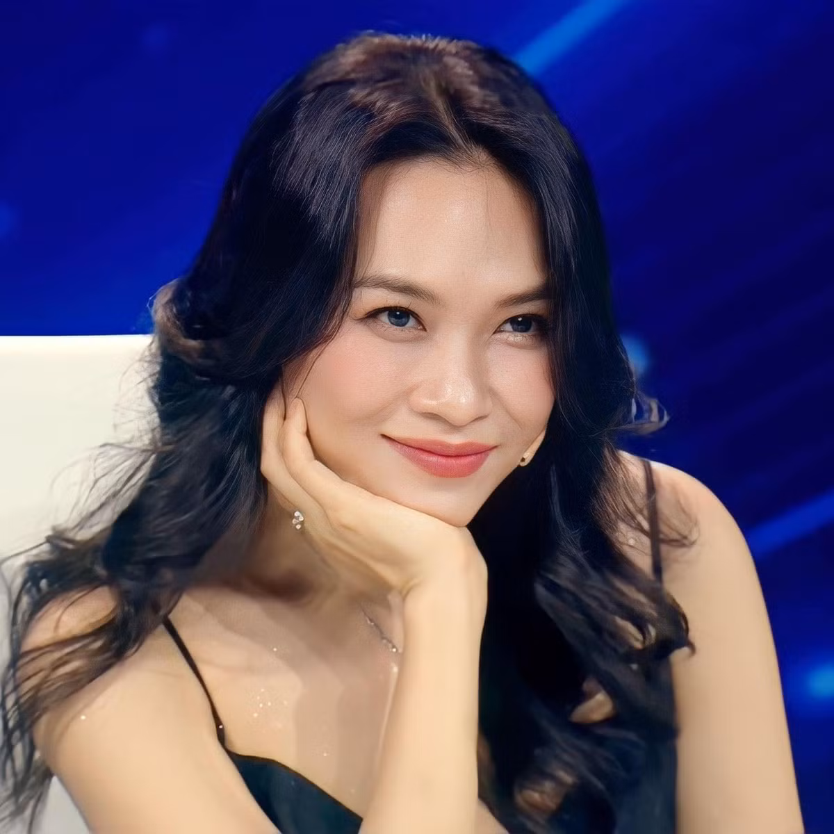 Ca sĩ Vũ Hà còn tiết lộ rằng, hôm qua anh phát hiện Đàm Vĩnh Hưng vào Facebook của Mỹ Tâm và "zoom" hình ngắm nghía, ngập ngừng muốn bình luận nhưng lại bỏ điện thoại xuống. "Rồi chút xíu mày lại cầm lên, tao ngứa mắt quá bèn nói: Thích người ta thì bình luận khen đi, ngại gì!", Vũ Hà chia sẻ.