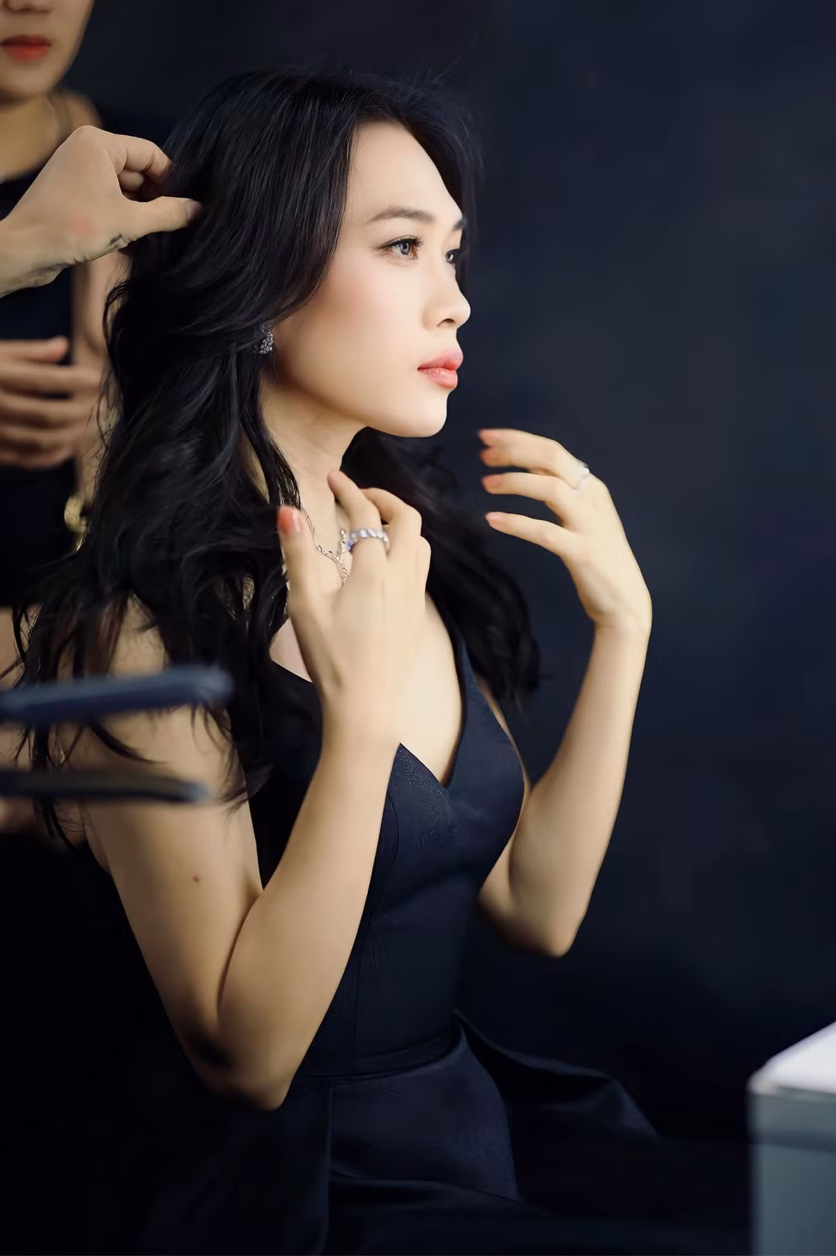 Trong bức ảnh chụp ở góc nghiêng, mỹ nhân "Người níu giữ thời gian" khoe vẻ đẹp trẻ trung "không góc chết".