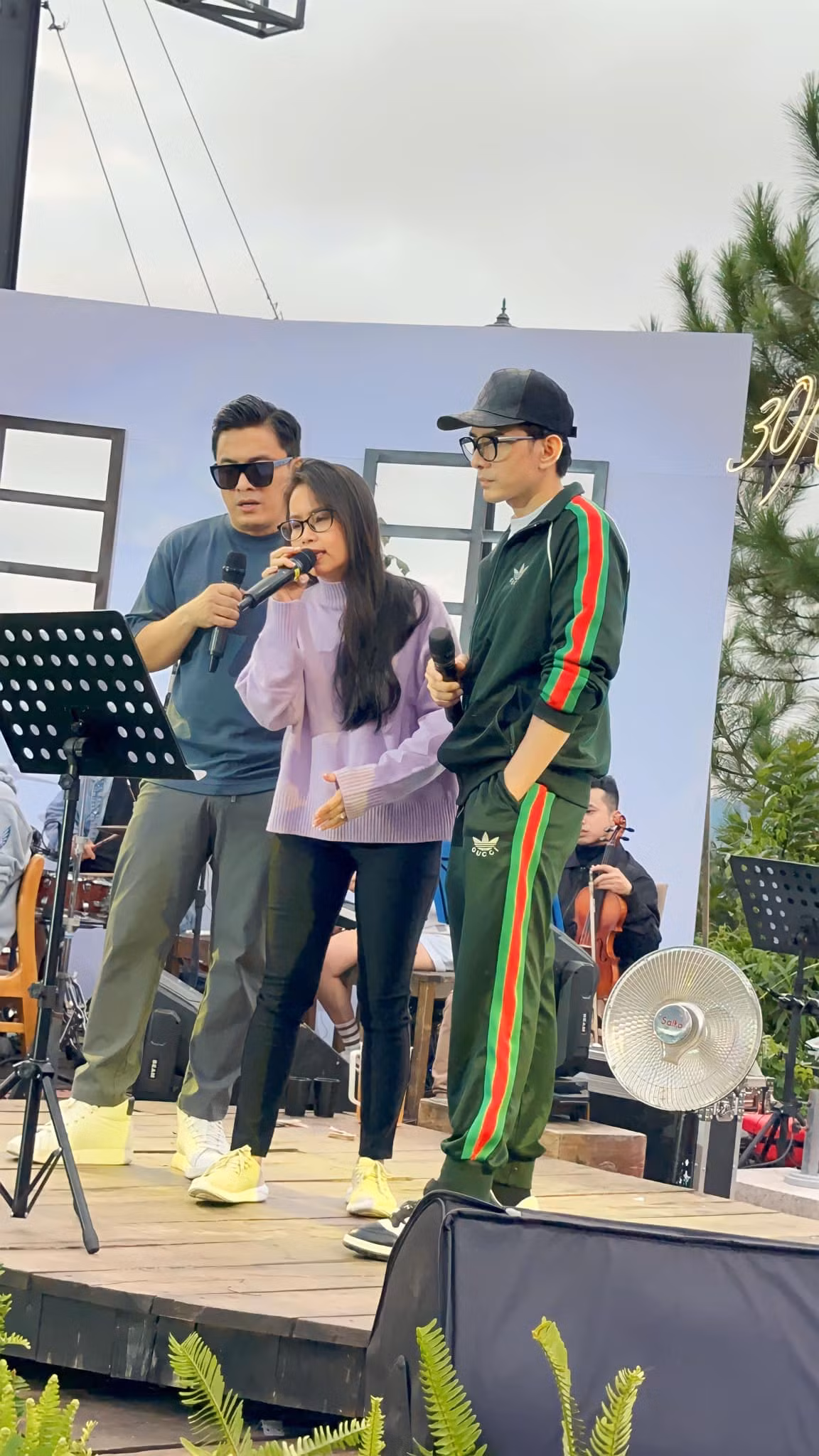 Trên trang cá nhân của mình, ca sĩ Cẩm Ly chia sẻ khoảnh khắc đứng trên sân khấu cùng Lam Trường - Đan Trường cùng dòng cảm xúc: "Anh em chúng tôi lại hội ngộ cùng nhau. Có vẻ như bộ 3 chúng tôi dạo này rất có duyên với nhau ấy nhỉ! Vẫn thân thiết, tình cảm và “thanh xuân” như ngày nào".