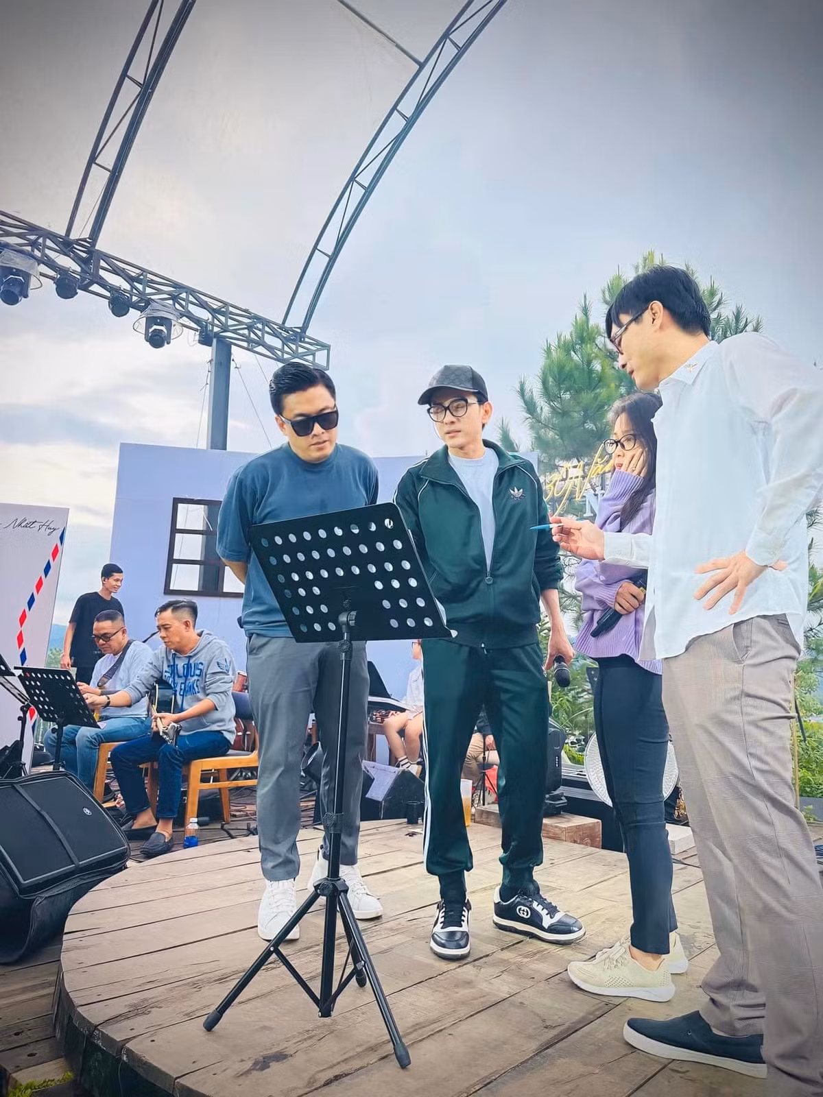 Trên trang cá nhân của mình, ca sĩ Lam Trường cũng chia sẻ lại hình ảnh buổi tập hát đáng nhớ của bộ ba huyền thoại của thế hệ 8X - 9X trước đêm nhạc "30 năm tình khúc Nguyễn Nhất Huy" tại Đà Lạt.