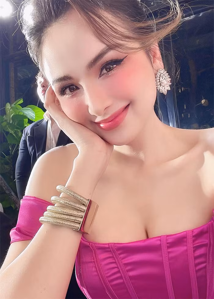 Hoa hậu Diễm Hương livestream trên trang cá nhân phủ nhận tin đồn và cho biết cô đang ở nhà người thân thì nhận được thông tin tiêu cực nói trên.