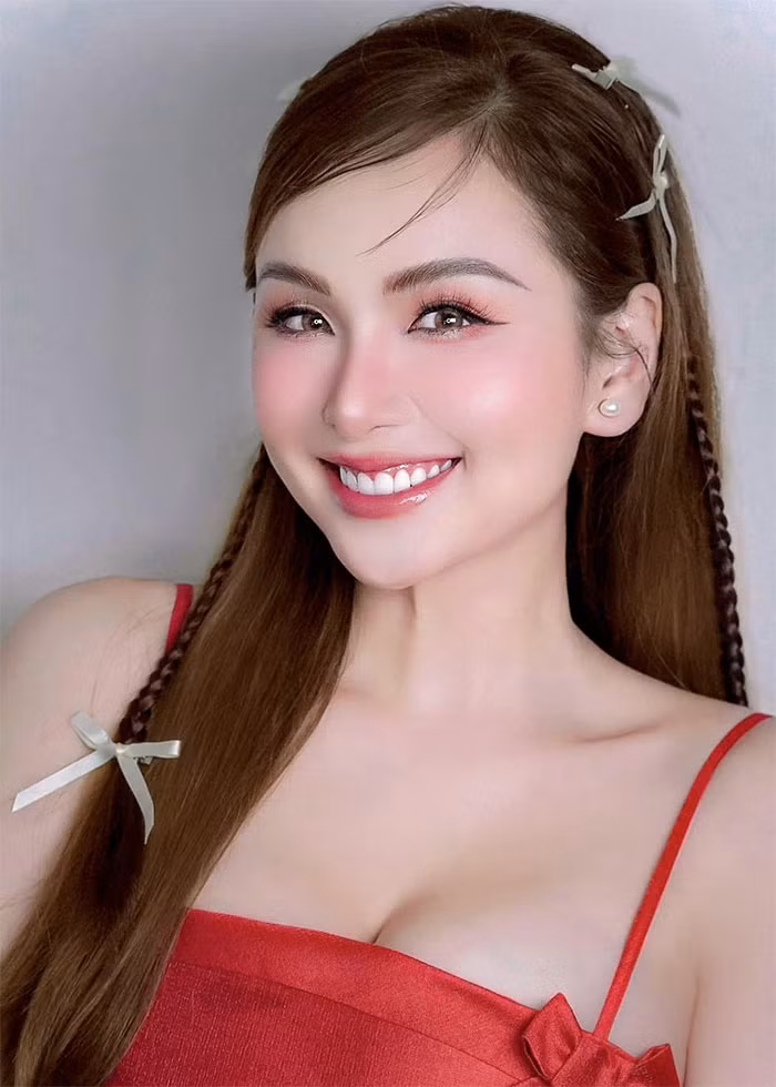 Xinh đẹp, nổi tiếng nhưng cuộc sống hôn nhân của Diễm Hương lại trắc trở. Cô từng kết hôn với đại gia Trường Chinh vào năm 2011. Người đẹp sinh năm 1990 từng tố bị chồng đại gia hành hạ cả về tinh thần lẫn thể xác. Sau đó, Diễm Hương quyết định ly dị vào năm 2014.